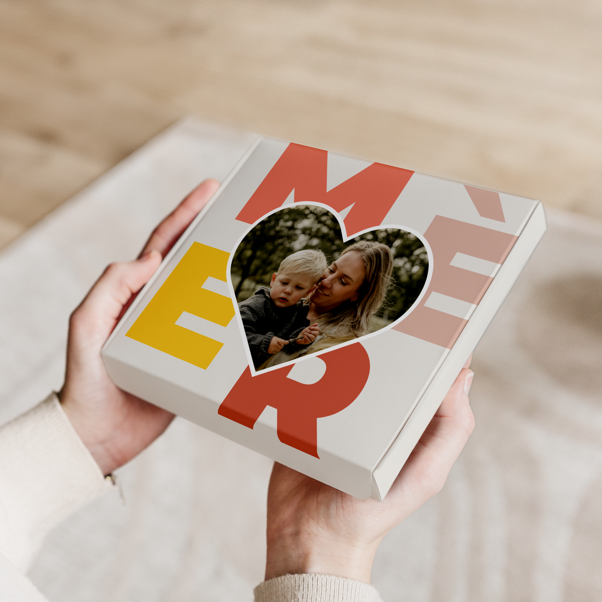 Coffret cadeau Milka personnalisé pour la fête des mères, avec photo imprimée Maman et enfant au centre d'un cœur.