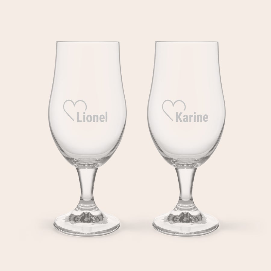 Coffret apéro avec bouteille de bière, verres gravés et décapsuleur Deux verres à bière gravés d'un cœur et des prénoms Lionel et Karine pour amateur de bière