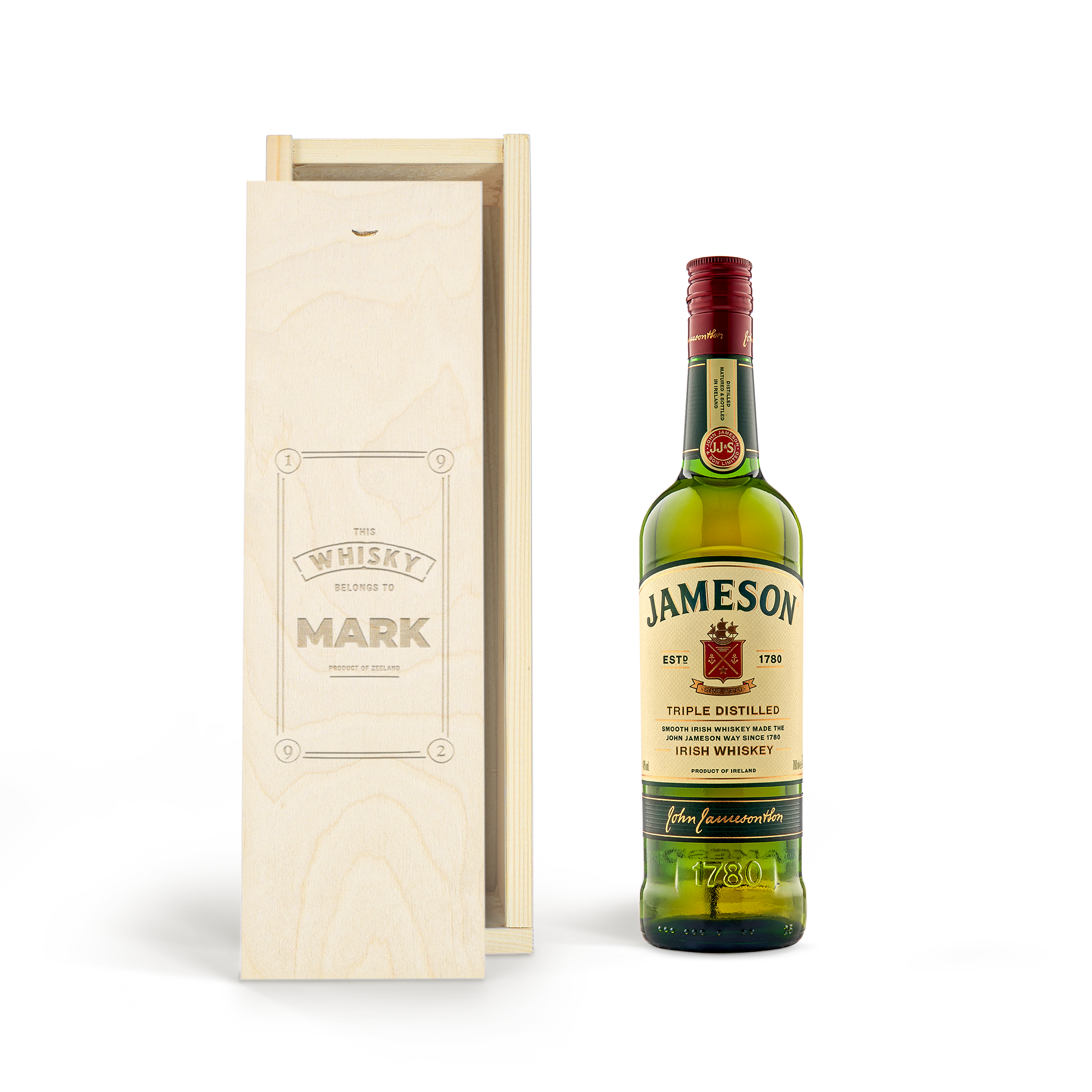 Fles Jameson whisky in gegraveerde houten kist met de naam Mark