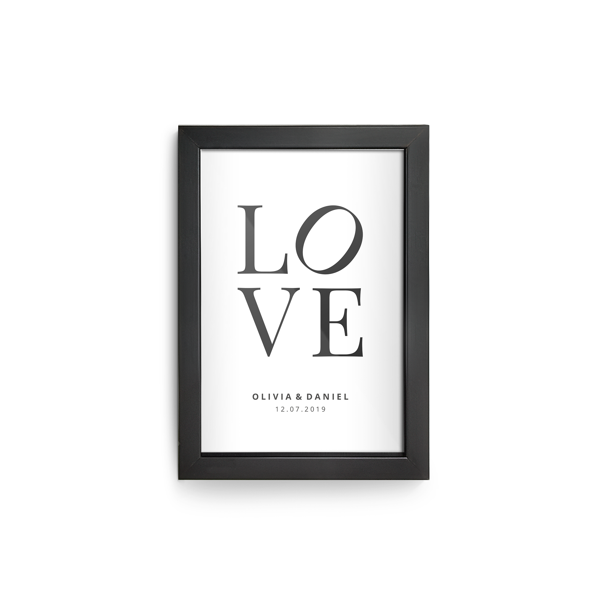 Stampa fotografica con cornice in legno laccato nero, personalizzata con la parola LOVE e nomi e data