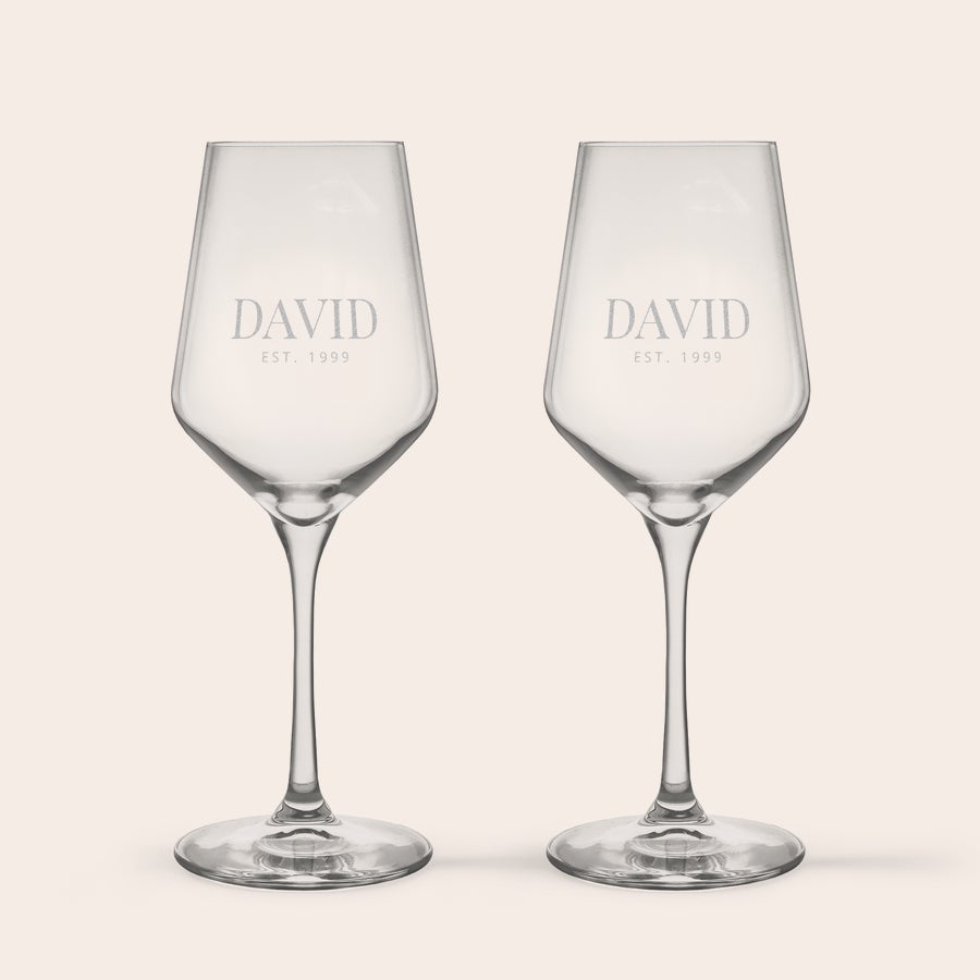 Hvitvinsglass To krystallhvitvinsglass med navnet "DAVID" og "EST. 1999" lasergravert.