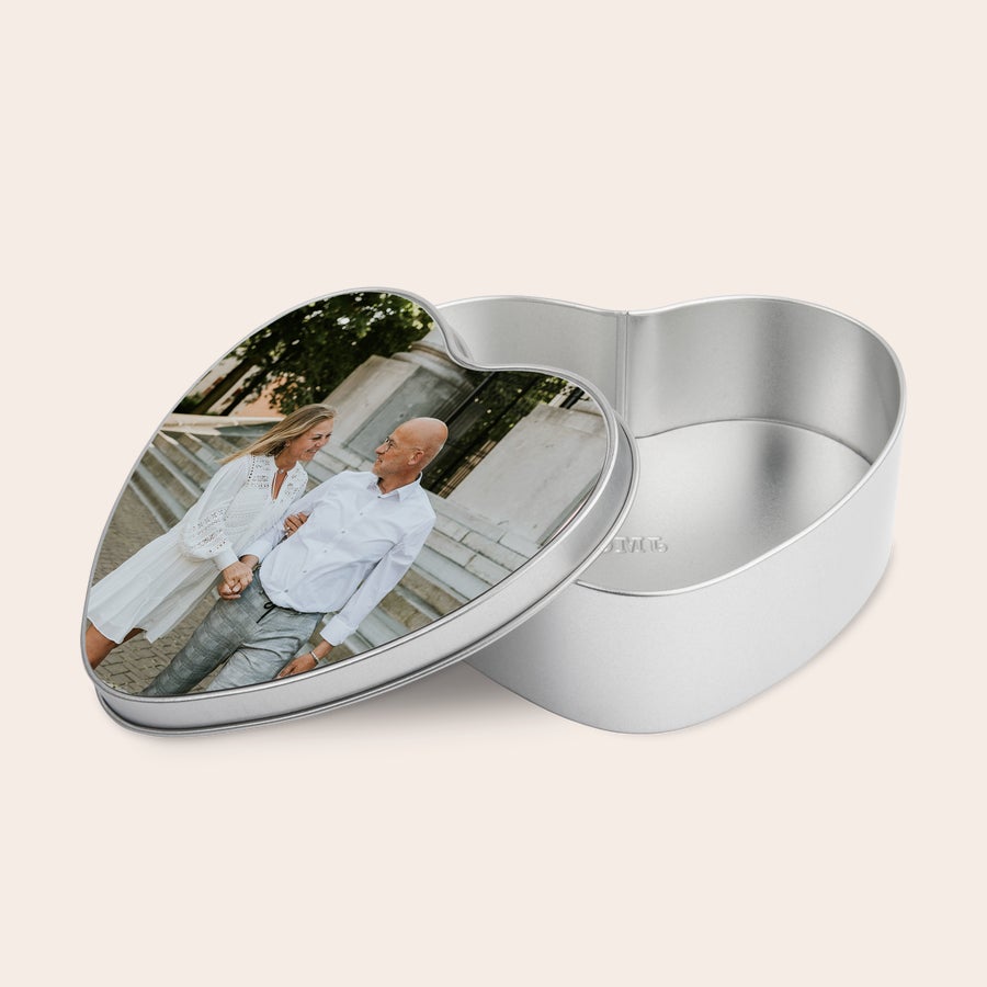 Personlig Gave tin - Valentine En hjerteformet personlig gave tin med trykt foto af et par.