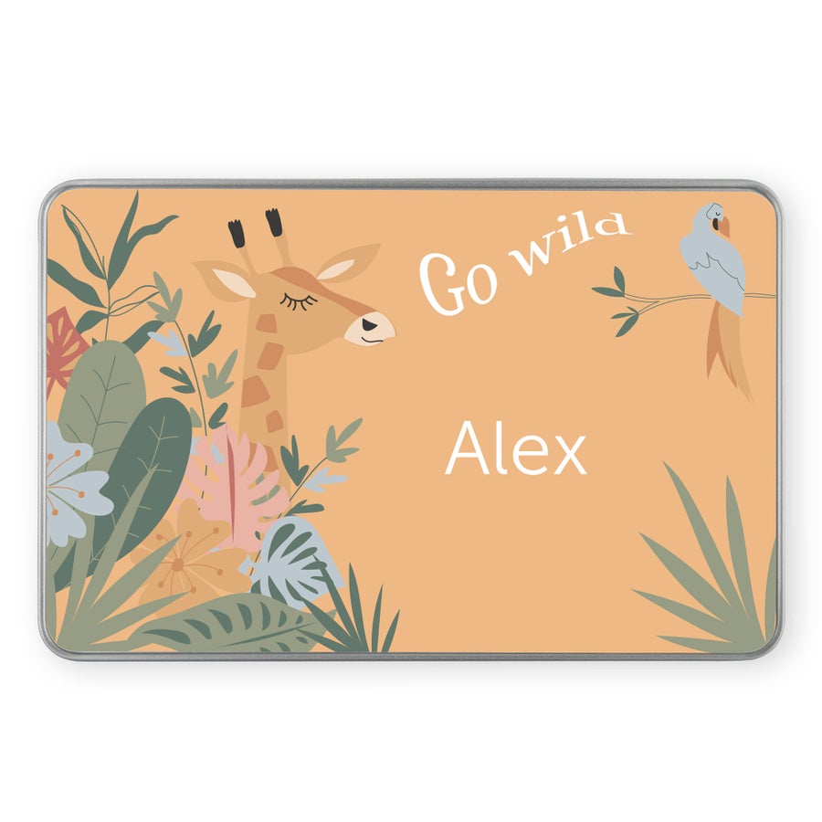Eine Geschenkdose mit Foto und Dschungelmotiv, bedruckt mit einer Giraffe, Papagei, dem Text Go Wild und dem Namen Alex, für deine Süßigkeiten.