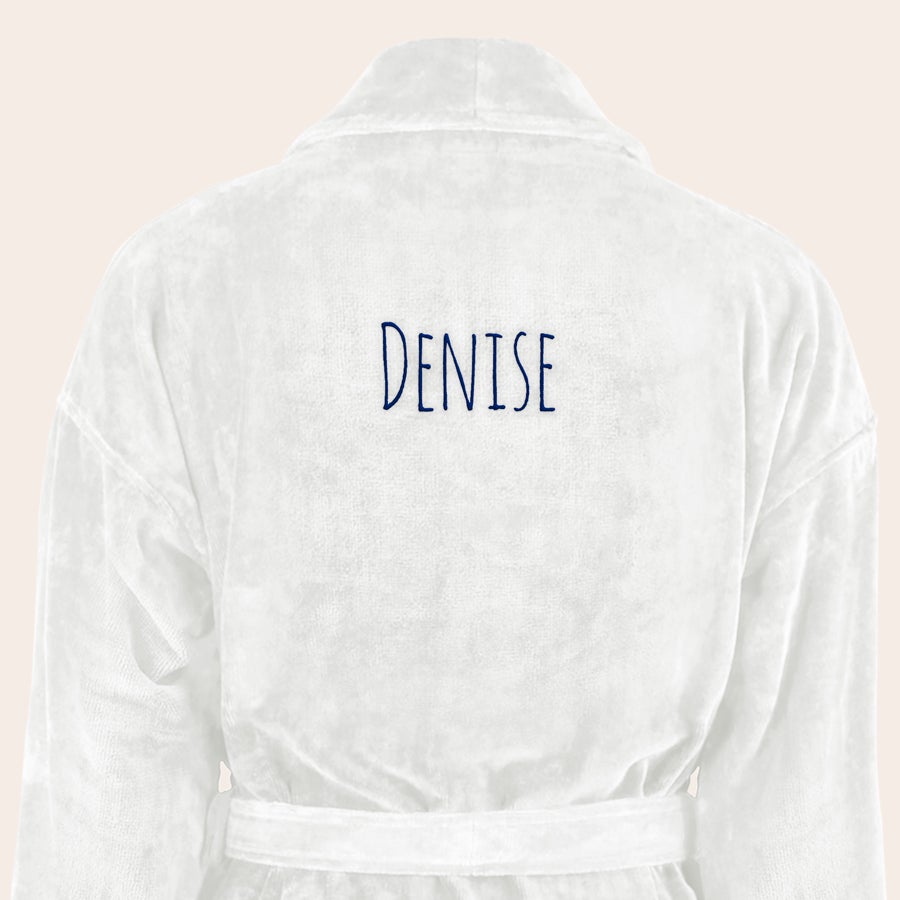 Badjas Dames met naam geborduurd Witte badstof badjas met naam 'DENISE' erop geborduurd in blauw.