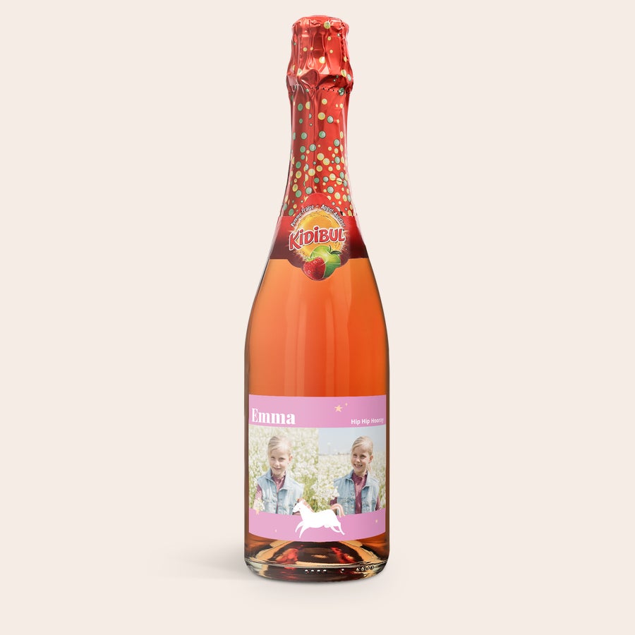 Børnechampagne med billede og navn Børnebobler med lyserød etiket trykt med navn Emma, to fotos af piger og et hestemotiv, en lækker børnebobler med personlig etiket