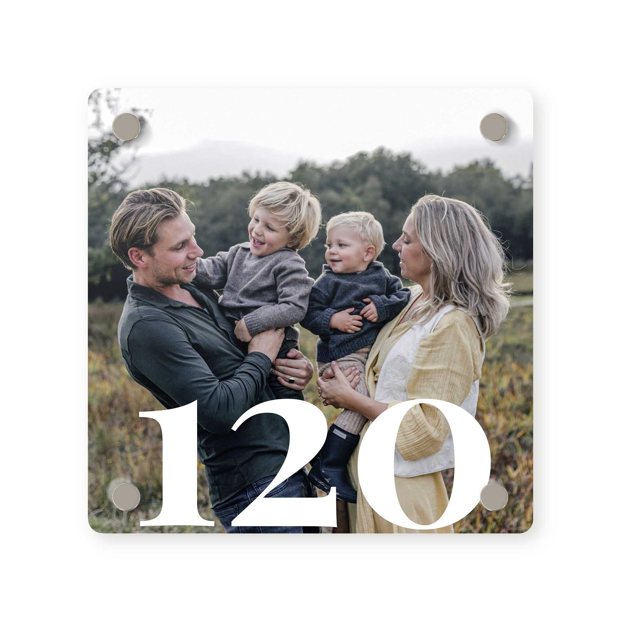 Cartello personalizzato per la casa con foto di famiglia stampata e numero civico 120, fissato con supporti in metallo.