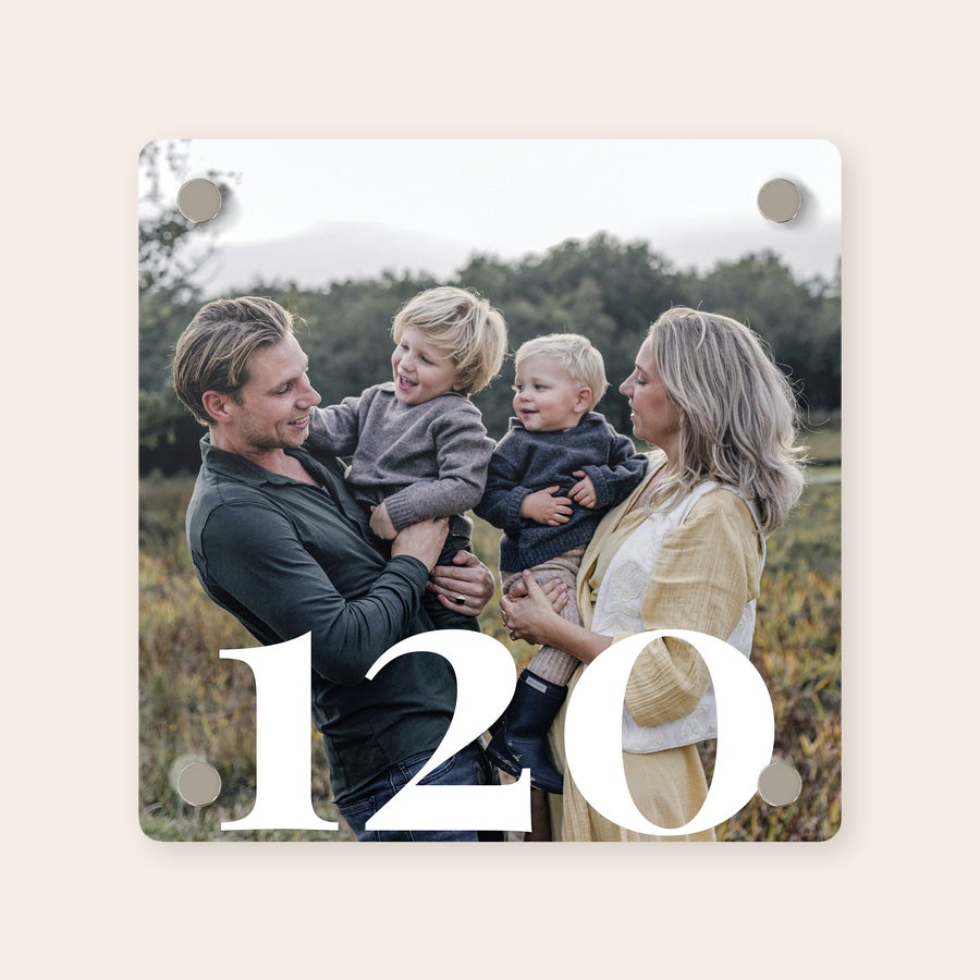 Numero civico personalizzato Cartello personalizzato per la casa con foto di famiglia stampata e numero civico 120, fissato con supporti in metallo.