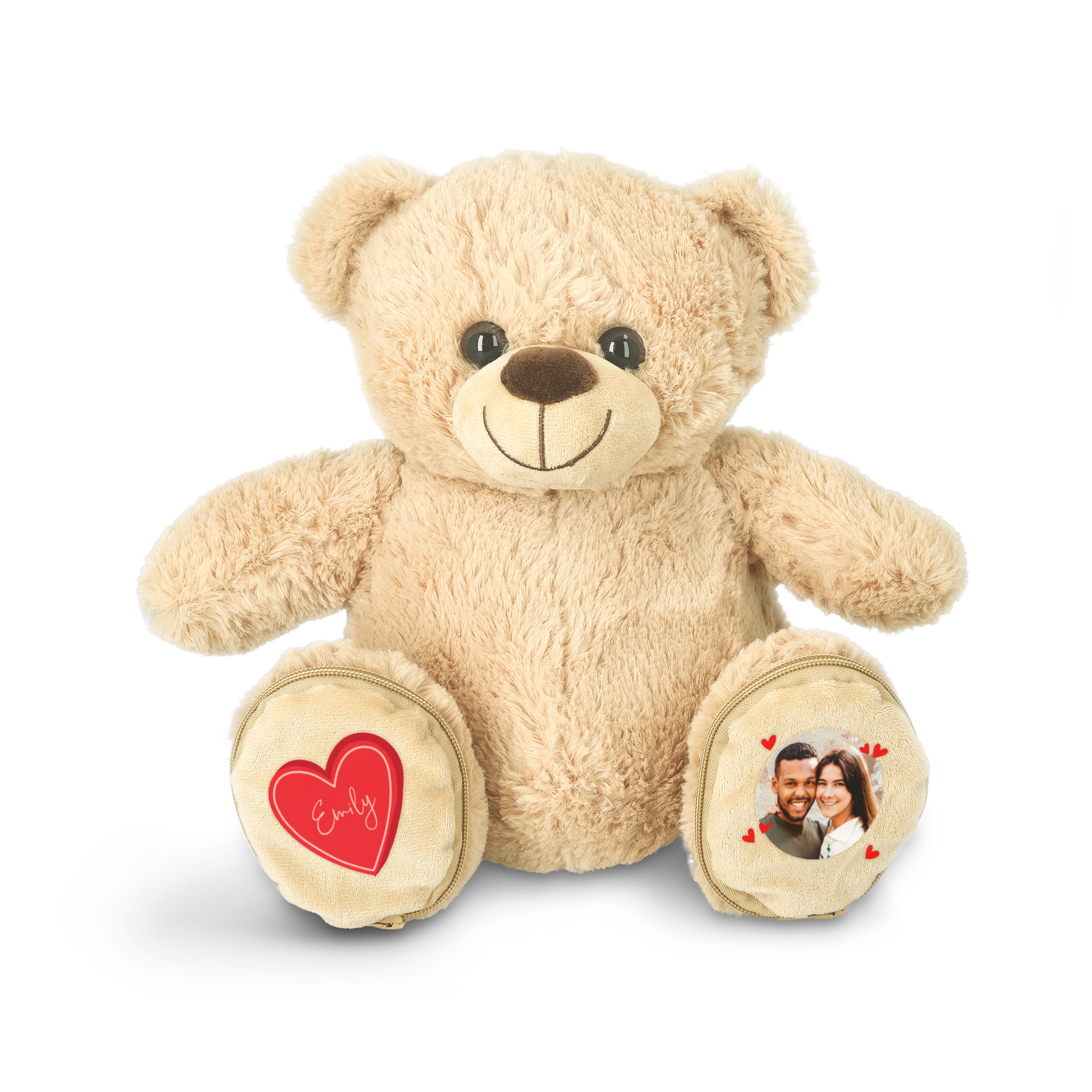 Oso de peluche personalizado con bolsillos en los pies. Un pie tiene un corazón rojo con el nombre Emily impreso, el otro una foto de pareja.