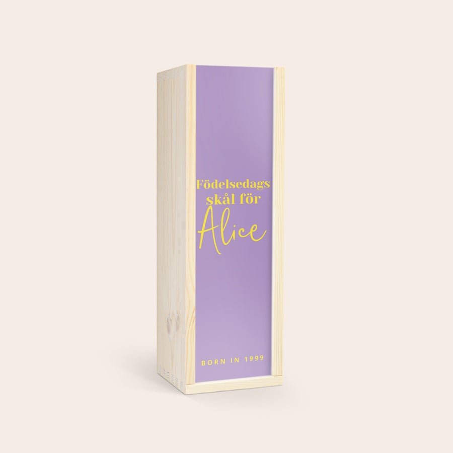 Personligt vin Oude Kaap Rosé Personifierad trälåda för Oude Kaap-Rosévin, med texten Födelsedagsskål för Alice Born in 1999 tryckt på en lila etikett