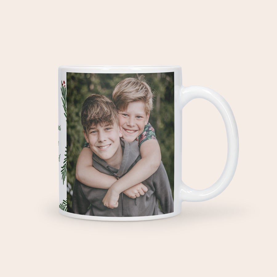 Mug Noël avec photo Mug de Noël personnalisé avec photo de deux garçons souriants et décorations de houx imprimées