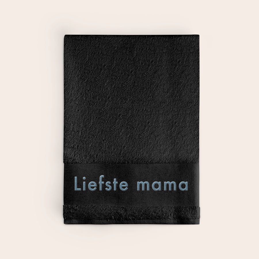 Handdoek met naam Zwarte badhanddoek geborduurd met de tekst Liefste mama, een prachtige handdoek met naam