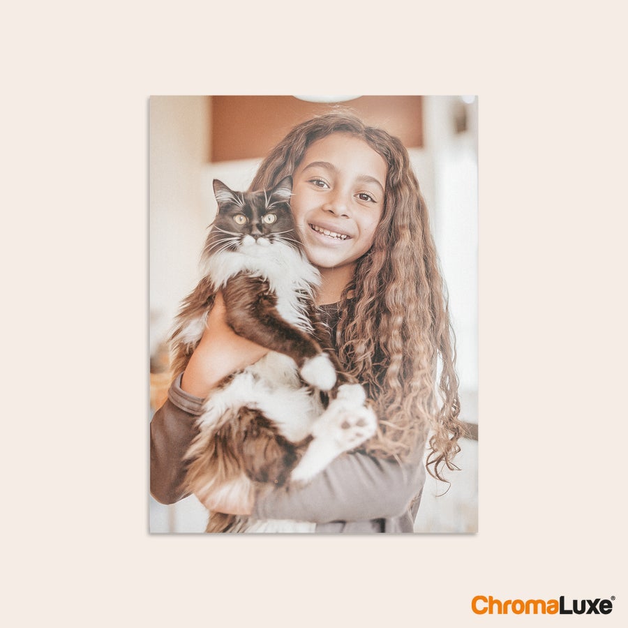 Foto auf Alu Fototafel mit personalisiertem Bild eines lächelnden Mädchens mit Katze, gedruckt als Fototafel mit eigenem Foto