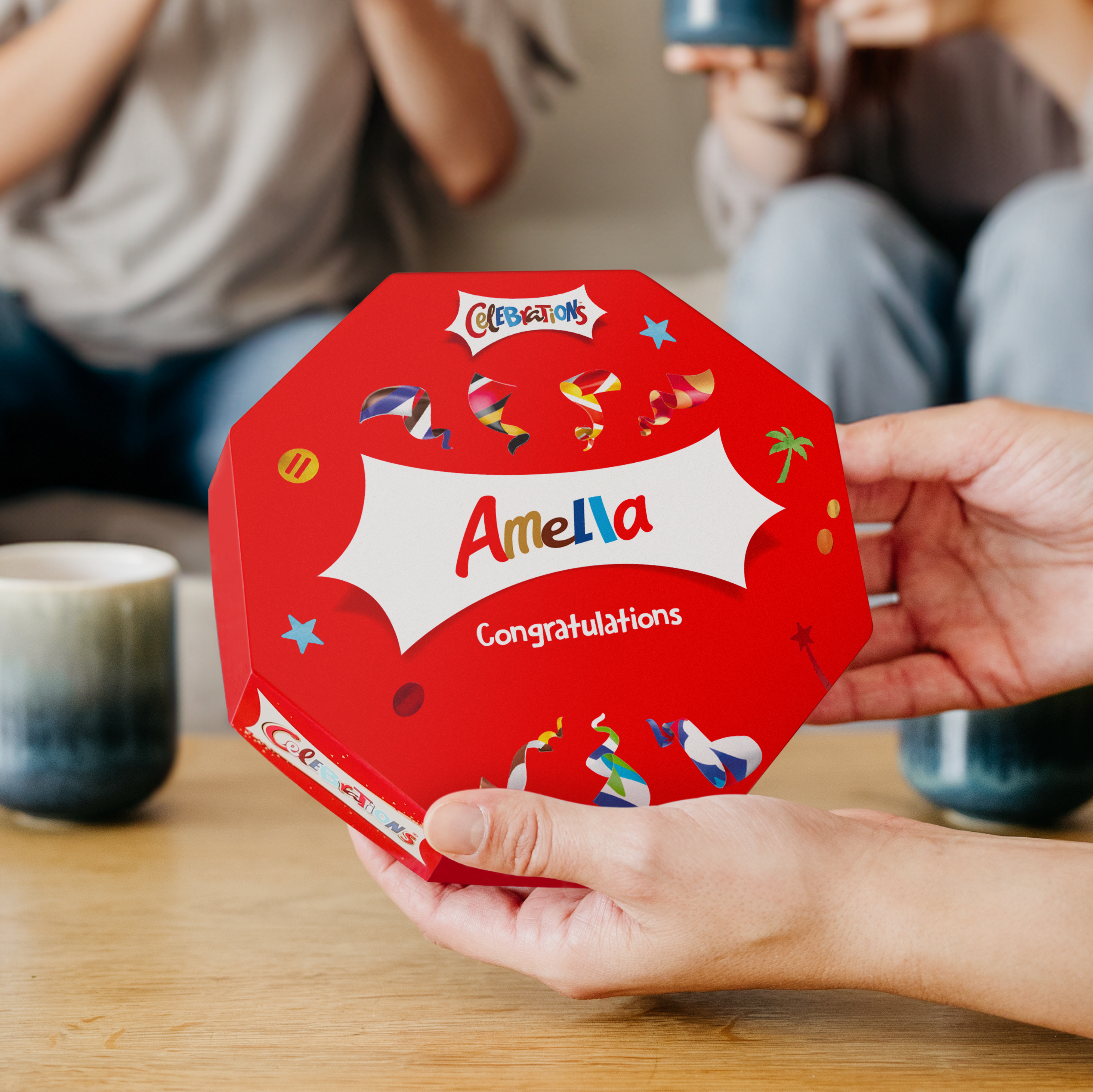 Caixa de comemorações vermelha personalizada com o nome AmelIa e parabéns impressos.