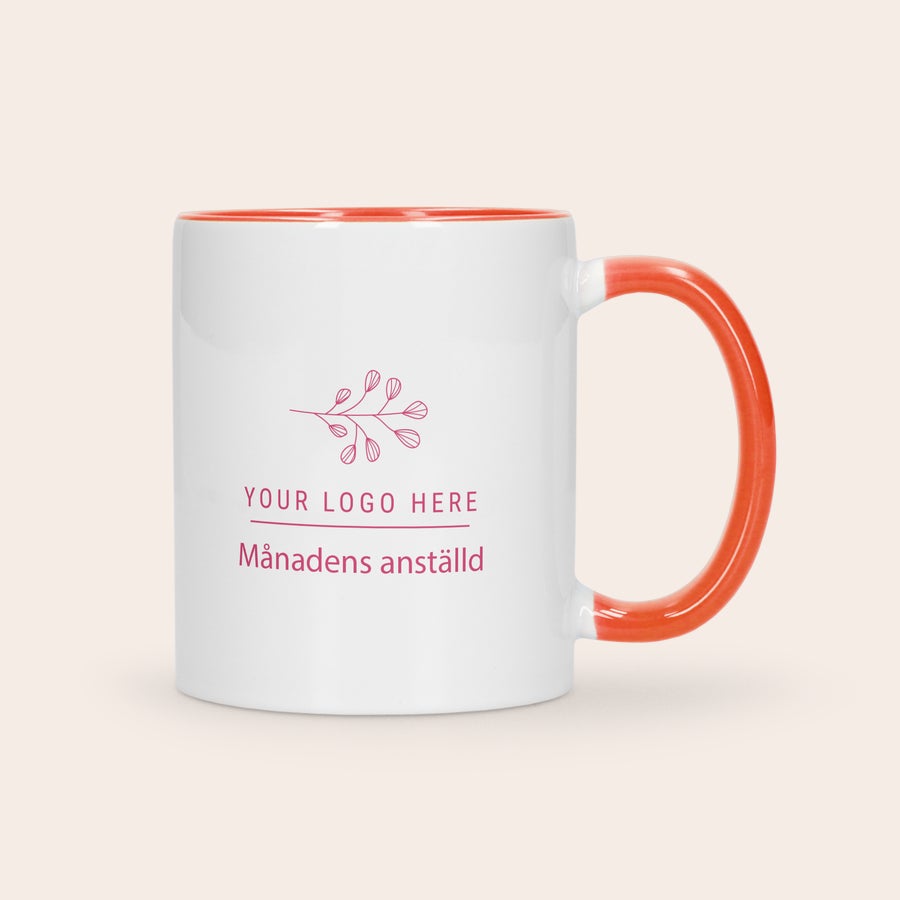 Färgade muggar Vit keramisk mugg med orange insida och handtag, tryckt med en lila logotyp och texten Månadens anställd. Ge bort en färgglad mugg!