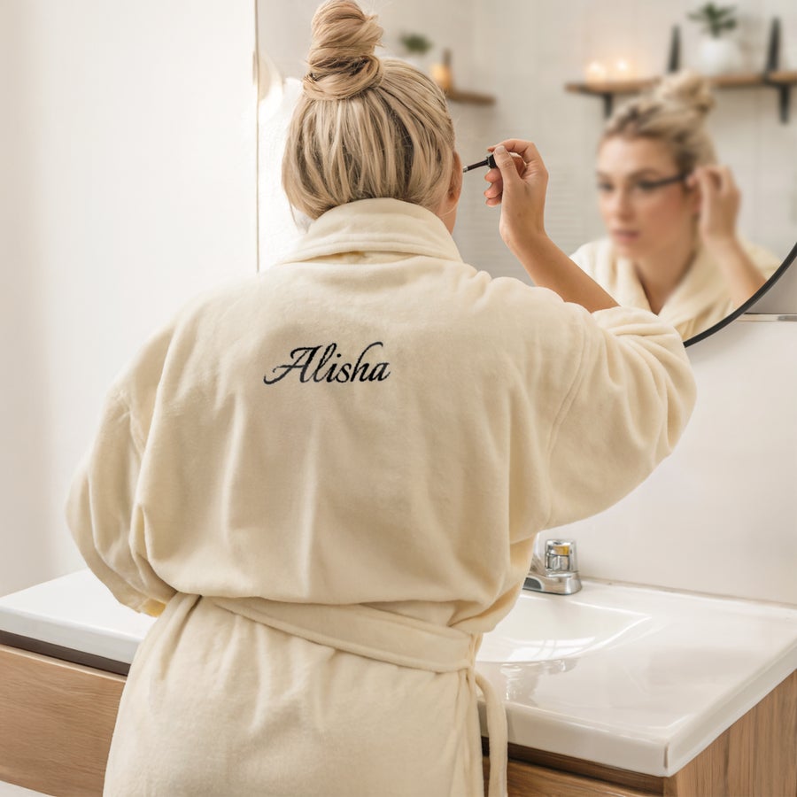 Naisten kylpytakki nimellä Kylpytakki kirjonnalla - Naiset - Beige S/M selässä kirjailtu Alisha-nimi.