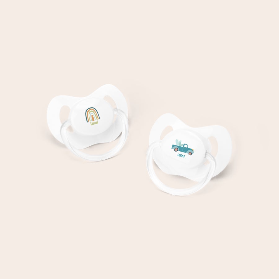 Chupetes de bebé con nombre Par de chupetes blancos con el nombre Unai impreso, uno con un arcoíris y otro con una furgoneta azul.