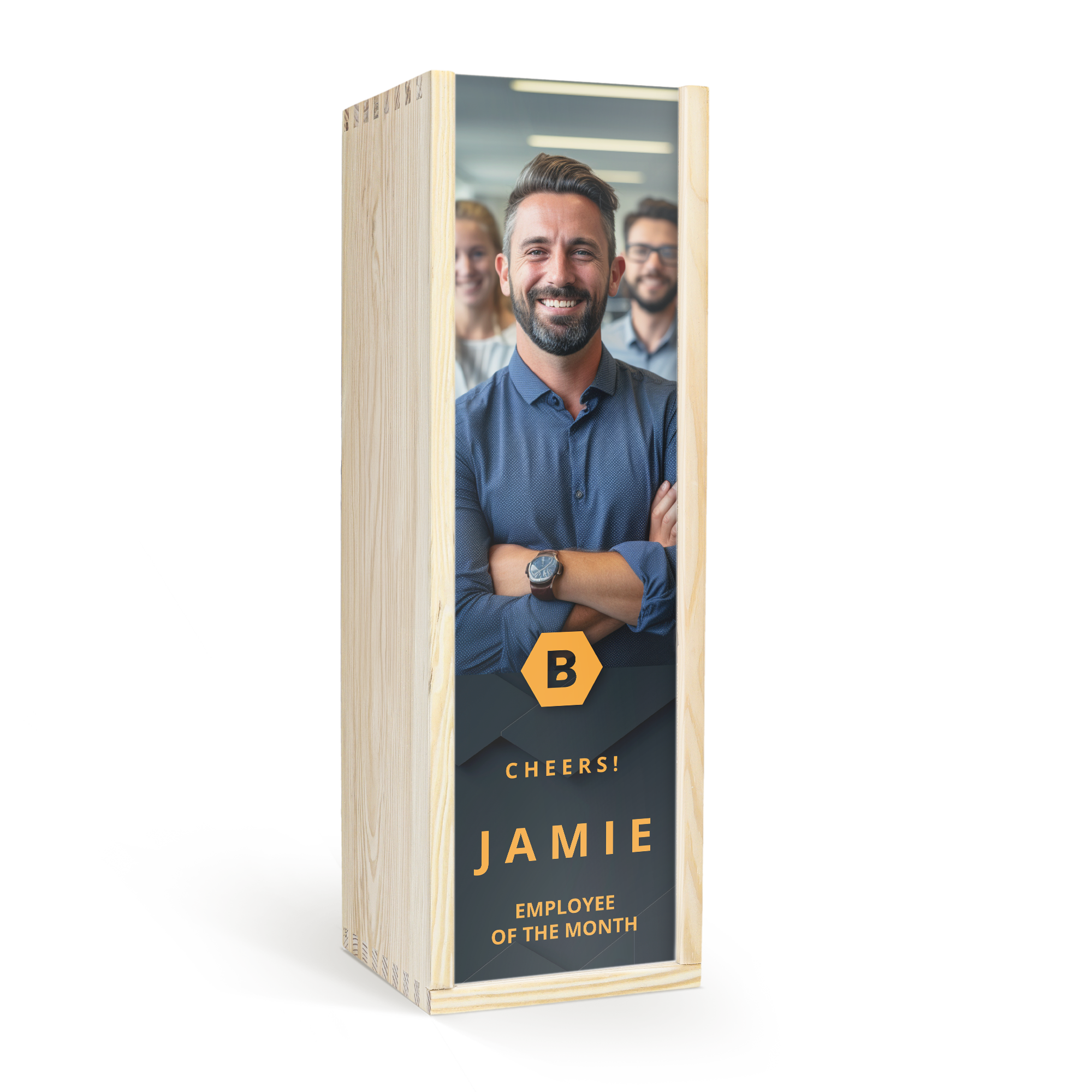 En magnum vinkiste i tre, trykt med et bilde av en mann og teksten Jamie, Employee of the Month.