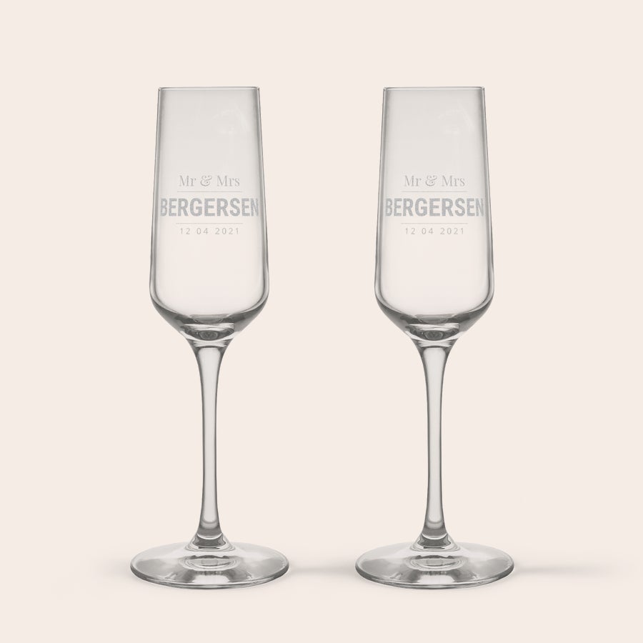 Champagneglass To krystall-champagneglass gravert med "Mr & Mrs BERGERSEN 12 04 2021"