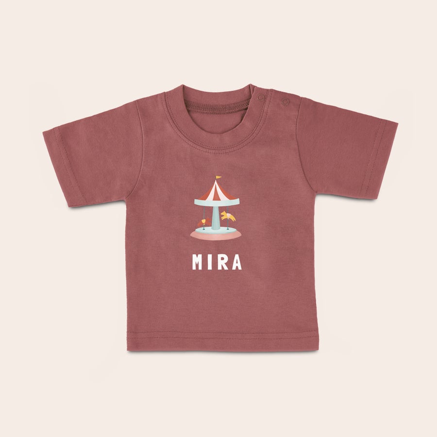 Baby shirt bedrukken Rood baby shirt met gepersonaliseerde draaimolenafbeelding en de naam MIRA, gedrukt met naam.