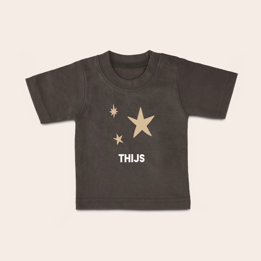 Baby shirt bedrukken Donkergrijs baby shirt met naam Thijs en gouden sterren, bedrukt met eigen ontwerp.