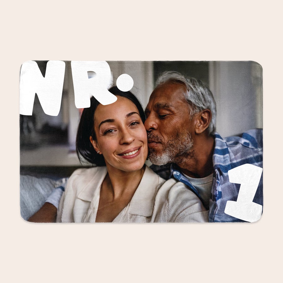 Manta con foto Manta de felpa impresa con una pareja abrazándose, con el texto "NR. 1" en las esquinas. Tu sofá se volverá más cómodo con esta manta de felpa impresa