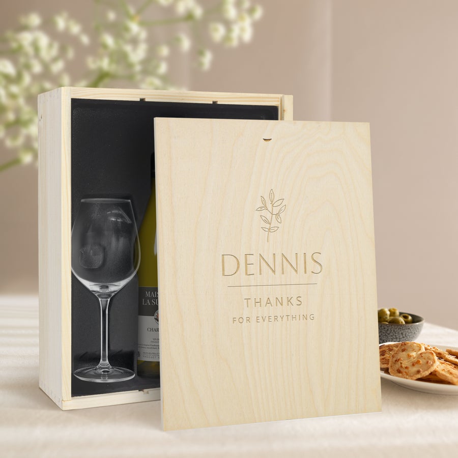 Maison de la Surprise Chardonnay Pack de regalo de vino con tapa grabada "Dennis Thanks for Everything", incluye vino blanco y dos copas.