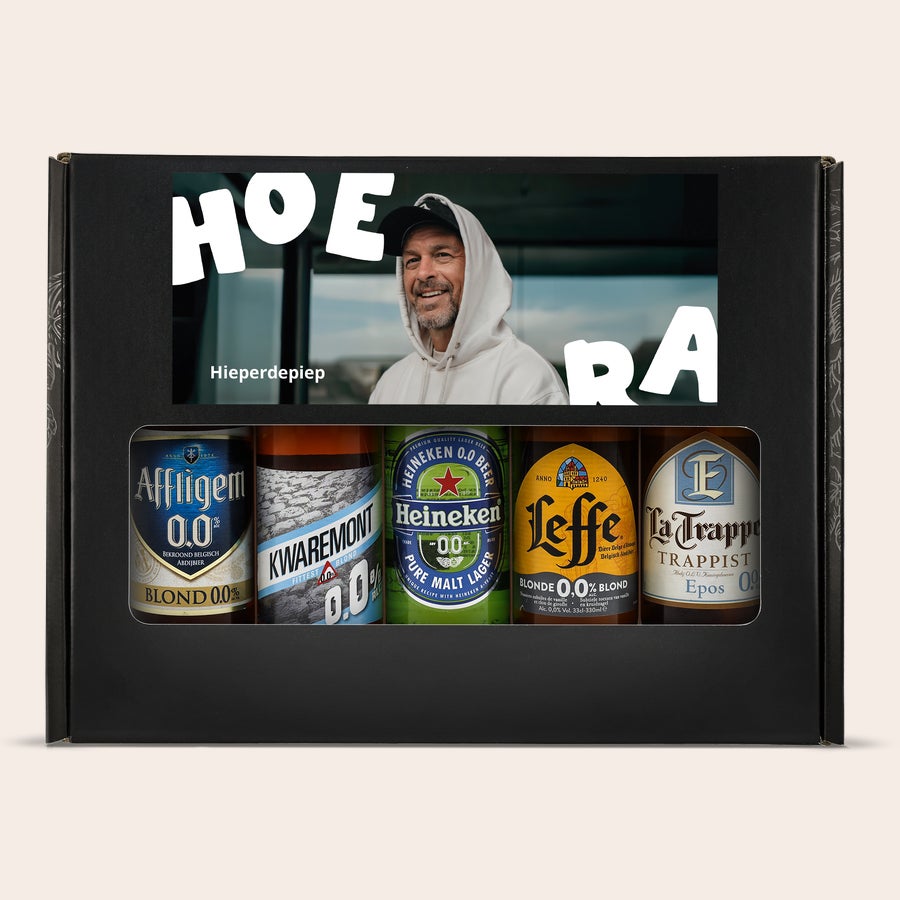 Gepersonaliseerd bierpakket Gepersonaliseerd bierpakket alcoholvrij met eigen foto en de tekst Hieperdepiep erop geprint, gevuld met vijf alcoholvrije bieren.