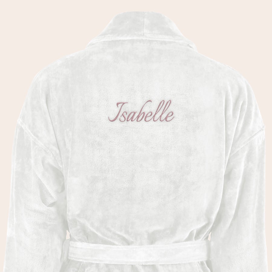 Badrock Dam med namn Mjuk vit badrock broderad med namnet Isabelle i rosa tråd ge en mjuk badrock broderad med din egen text eller namn som en gåva