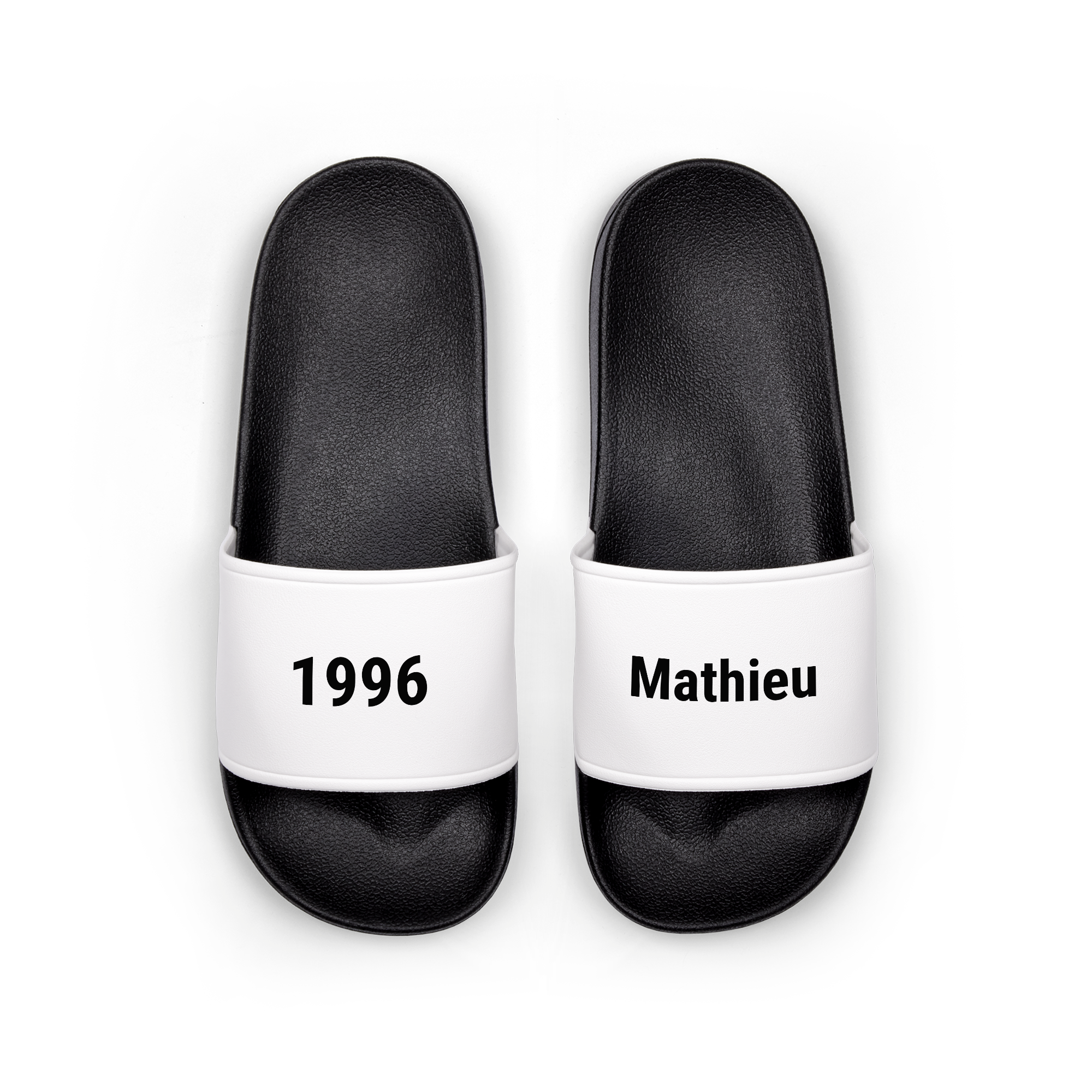 Paire de claquettes personnalisées en blanc et noir, une imprimée 1996 et l'autre Mathieu, l'été à vos pieds.