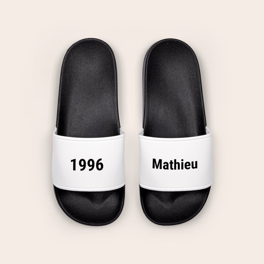 Claquettes personnalisées Paire de claquettes personnalisées blanches imprimées avec année 1996 et prénom Mathieu