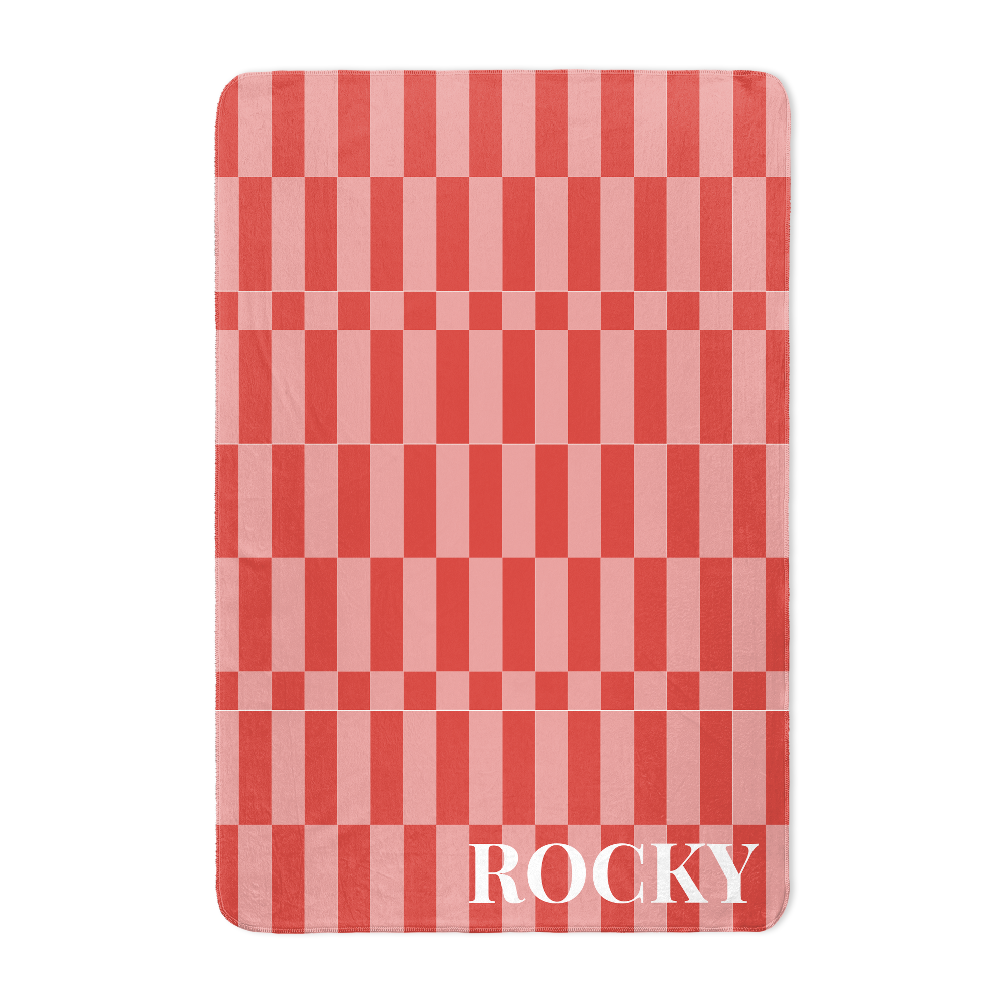 Manta polar estampada roja y rosa con patrón a cuadros y nombre "ROCKY" personalizado en la esquina.