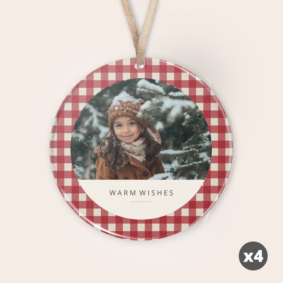 Henkilökohtaiset pleksilasiset joulukoristeet Yksilöllinen pleksilasinen joulukoriste, jossa on tytön valokuva ja teksti "WARM WISHES", painettu punavalkoisella ruutukuviolla.