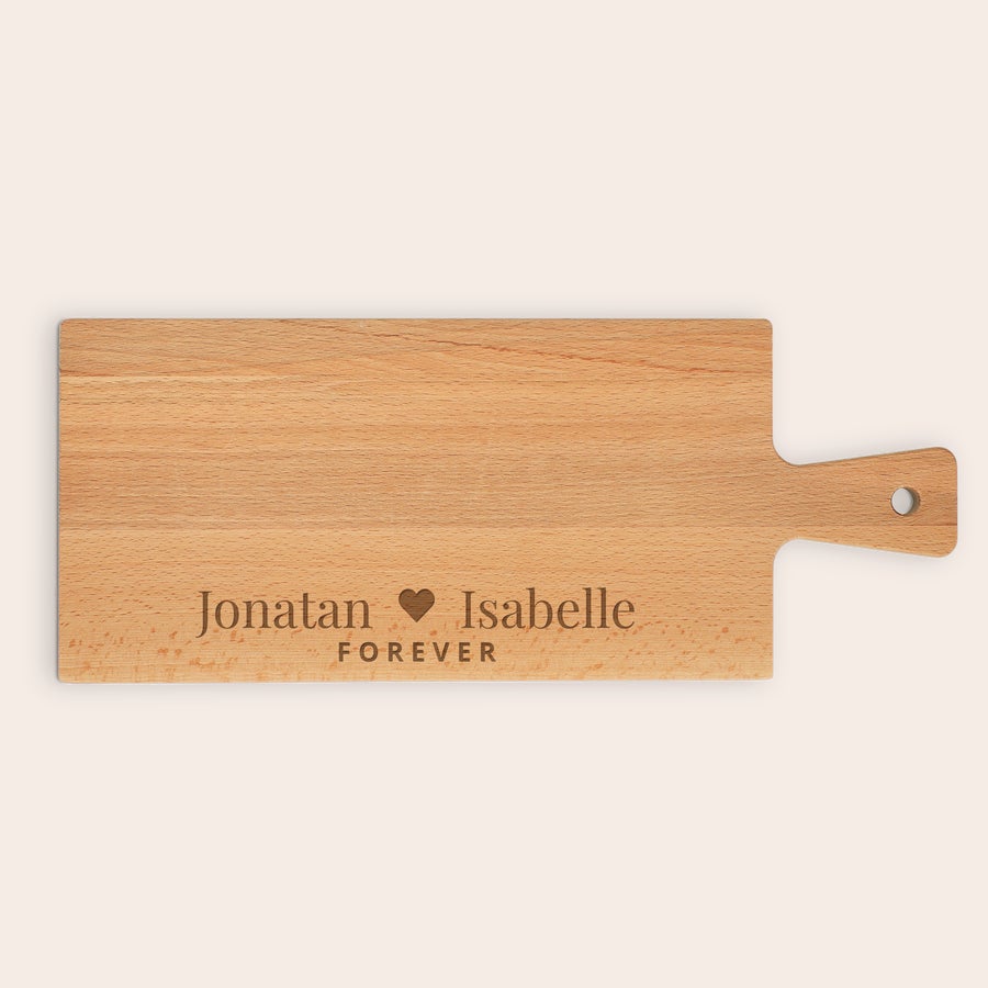 Graverad skärbräda Personaliserat träserveringsfat i bokträ, graverat med namnen Jonatan och Isabelle samt texten FOREVER.