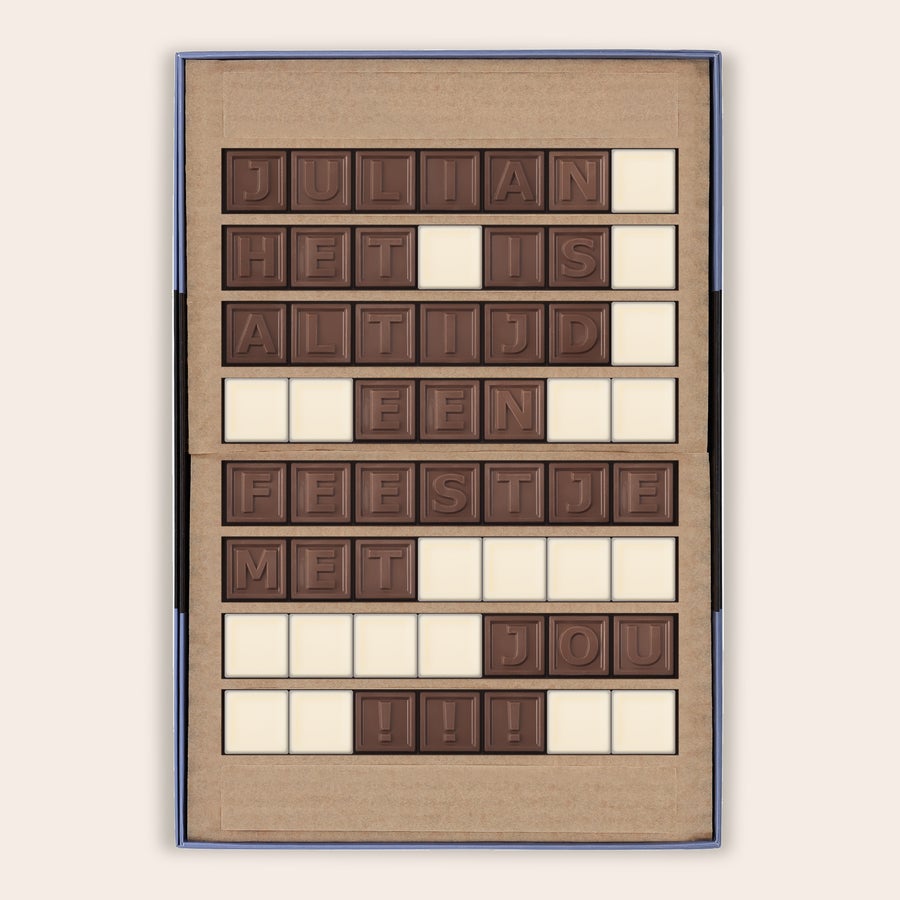 Chocotelegram Persoonlijk chocotelegram met de boodschap JULIAN HET IS ALTIJD EEN FEESTJE MET JOU gemaakt van melk- en witte chocolade blokjes.