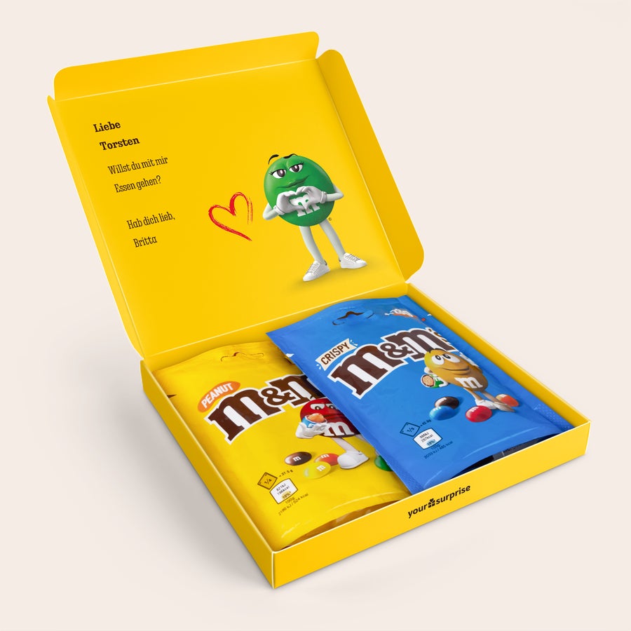 M&M's Geschenkbox personalisieren Gelbe personalisierte M&Ms Geschenkbox mit gedruckter Widmung Liebe Torsten und M&Ms Charakter. Die personalisierte M&Ms Geschenkbox enthält zwei M&Ms-Packungen.