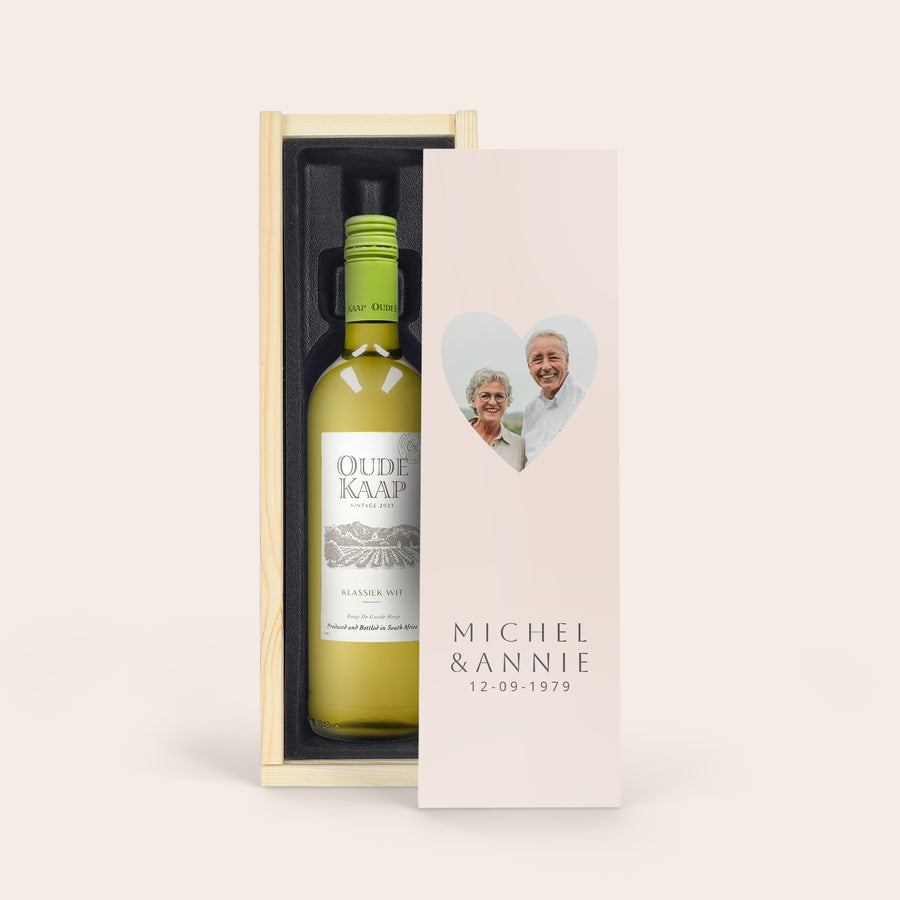 Coffret vin personnalisé - Oude Kaap - blanc Bouteille Oude Kaap Blanc dans un coffret en bois personnalisé avec une photo et le texte Michel & Annie 12-09-1979