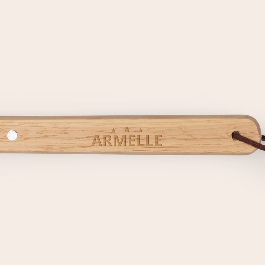 Set barbecue personnalisé Spatule multifonction en bois gravée du prénom Armelle avec trois étoiles pour surprendre un fan de barbecue