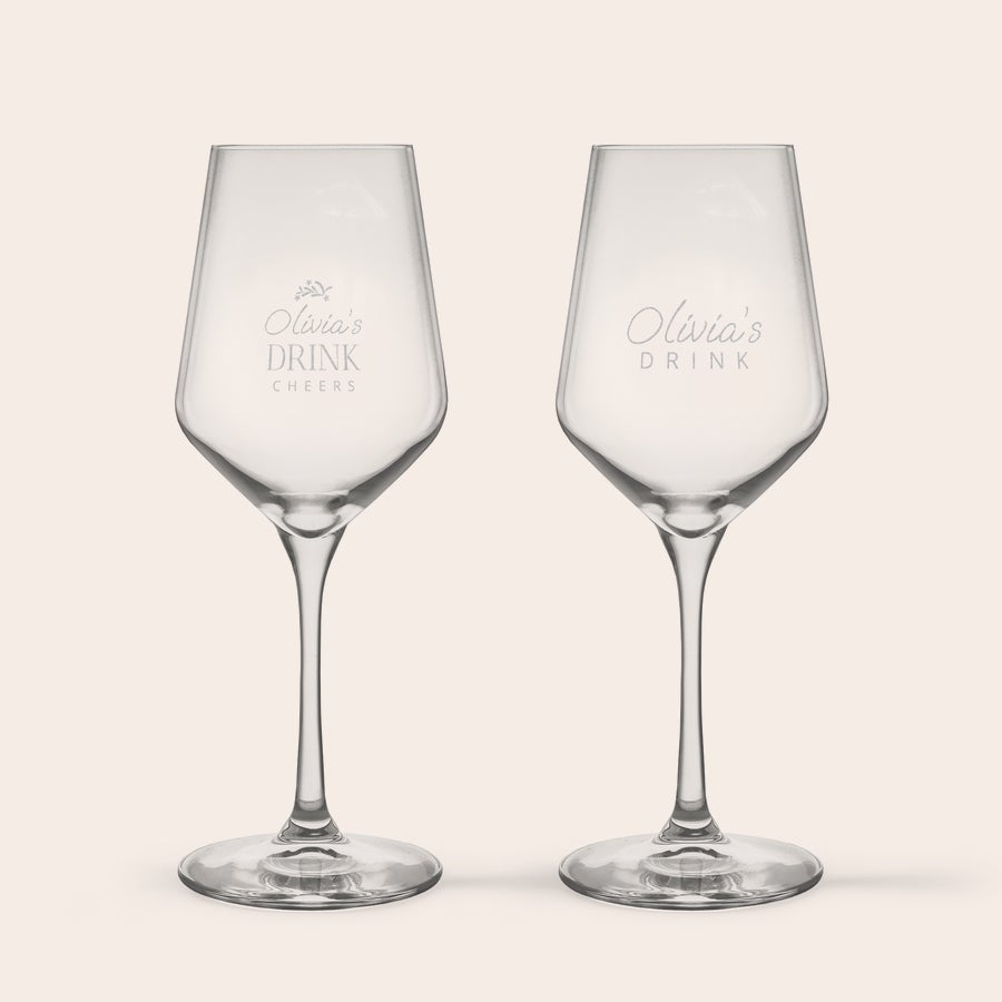 Hvitvinsglass To krystallhvitvinsglass lasergravert med navn Olivia's Drink og et olivenmønster.