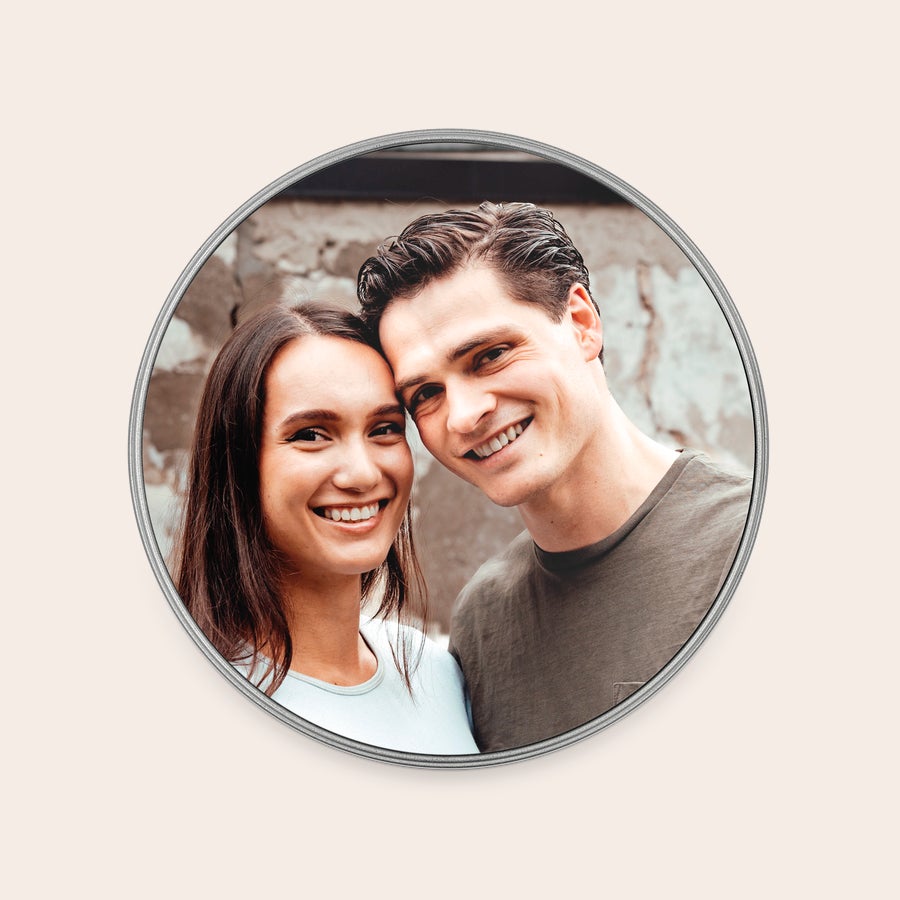 Caja de chocolate Oreo Lata de regalo Oreo personalizada con una foto impresa de una pareja joven sonriendo.