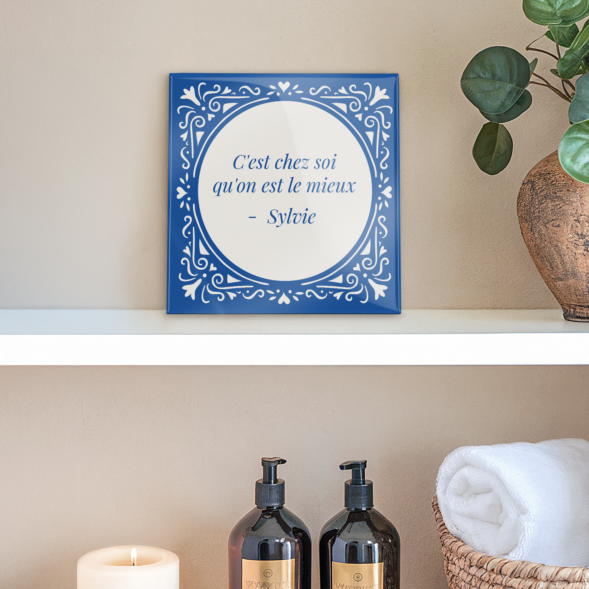 Carreau à dicton personnalisé bleu avec message Cest chez soi quon est le mieux et prénom Sylvie