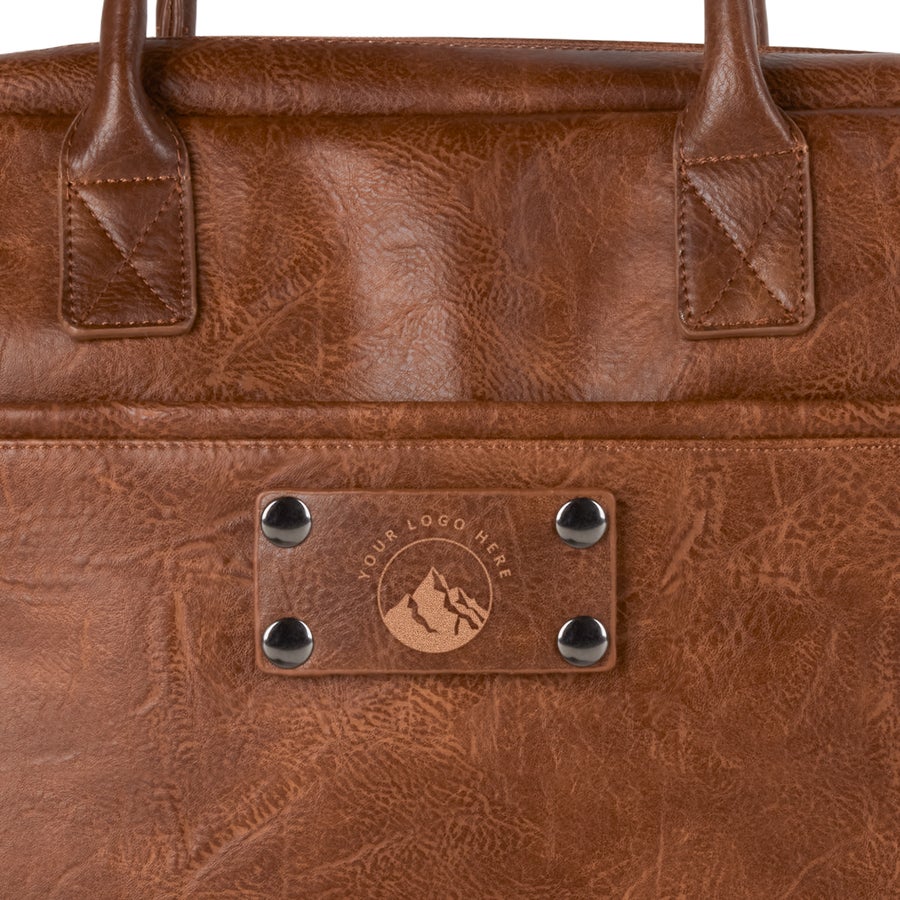 Borsa per laptop in pelle PU personalizzata Borsa per laptop in pelle PU marrone chiaro con logo inciso, maniglie e borchie. Sorprendi i tuoi cari con una borsa per laptop in pelle PU personalizzata con inciso il loro nome