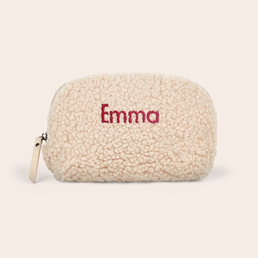Personalizowana kosmetyczka teddy - Camel Beżowa kosmetyczka pluszowa z wyhaftowanym imieniem Emma czerwoną nicią, zapinana na zamek z suwakiem.