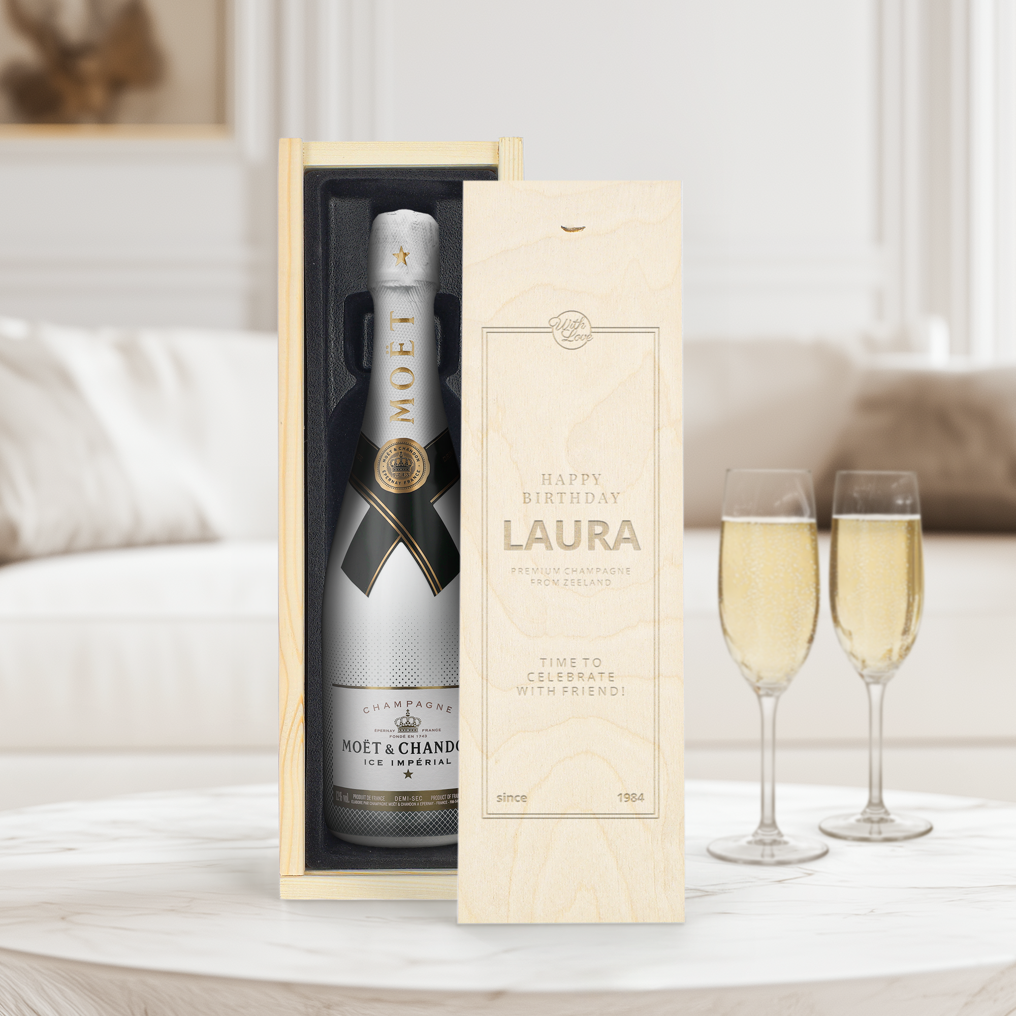 Regala un Moët & Chandon Ice Impérial in una Cassetta di Legno incisa con "Happy Birthday Laura" e l'anno "1984"