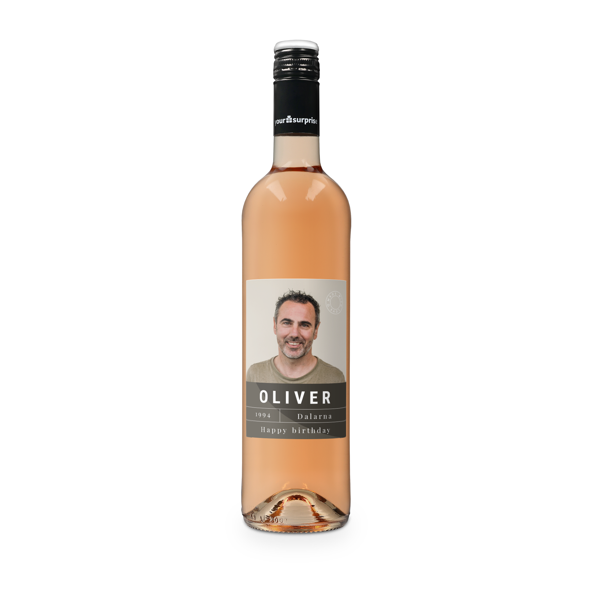 Flaska rosévin med personlig etikett. Etiketten är tryckt med en bild på en man, texten Oliver, 1994, Dalarna och Happy Birthday. Vem överraskar du med en flaska rosé vin med en personlig etikett?