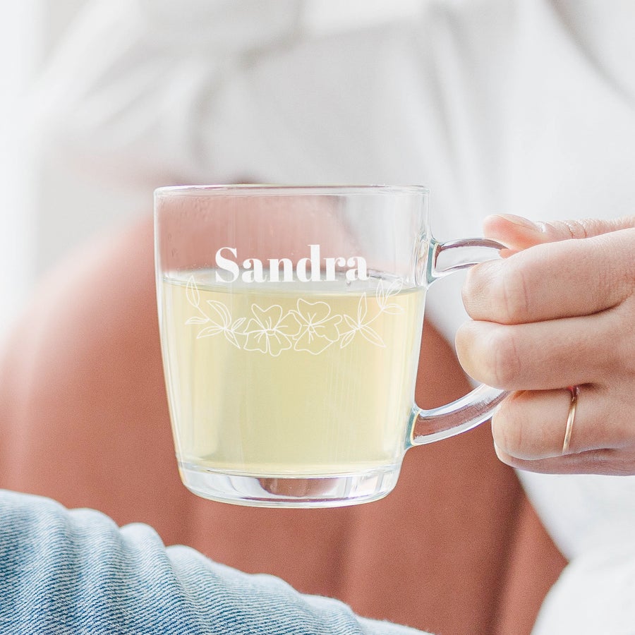 Te glas Personligt teglas i glas med indgraveret navn Sandra og blomstermotiv, perfekt som unik gave