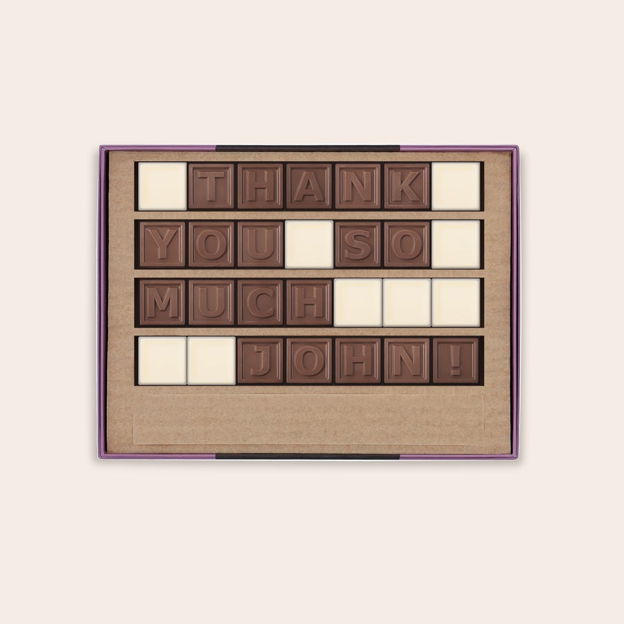 Chokladtelegram Choklad meddelande med texten Thank you so much John i mjölkchoklad och vita fyllnadsbitar för mellanslag