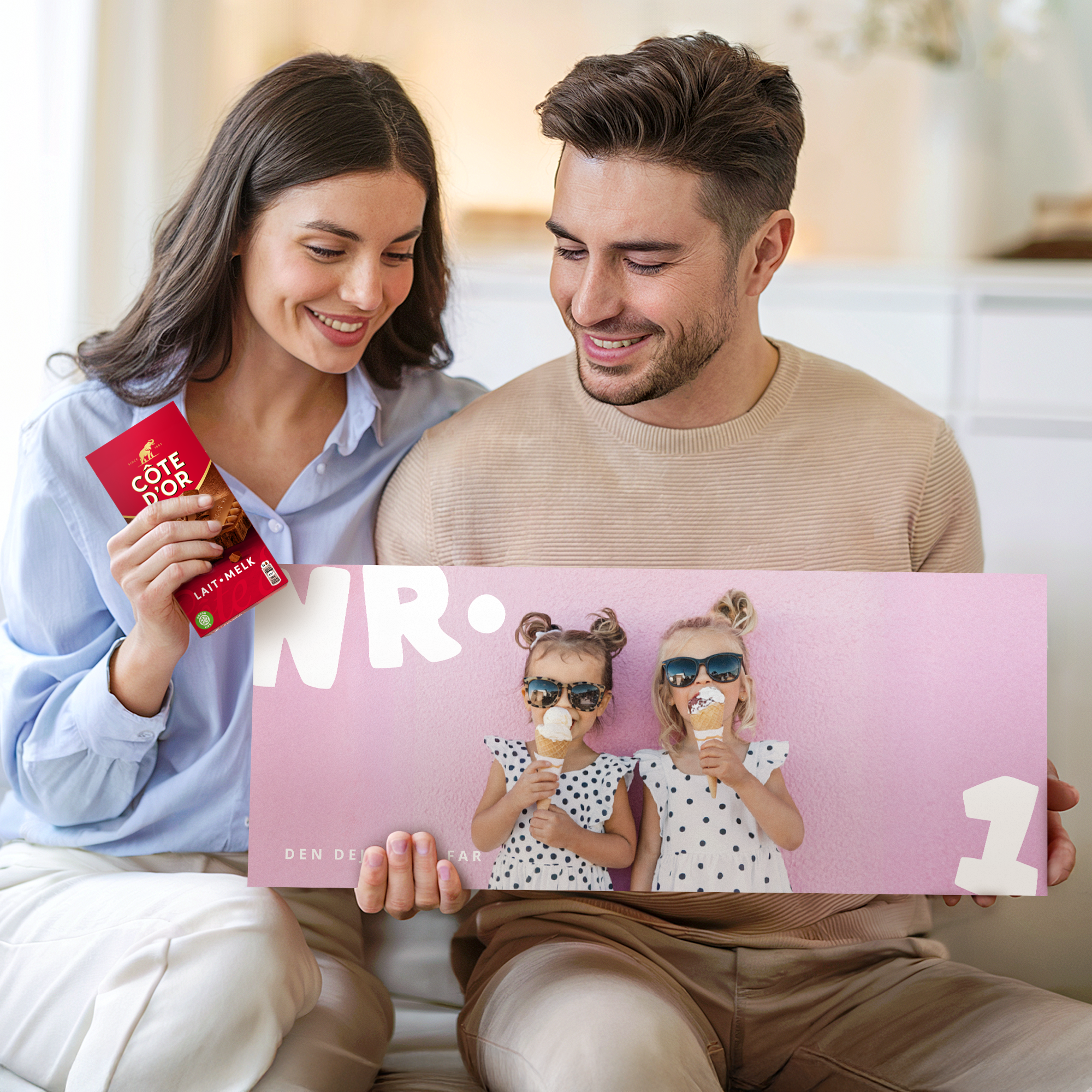 Mega Côte d'Or chokolade med personligt fotoprint af to piger på lyserød baggrund.