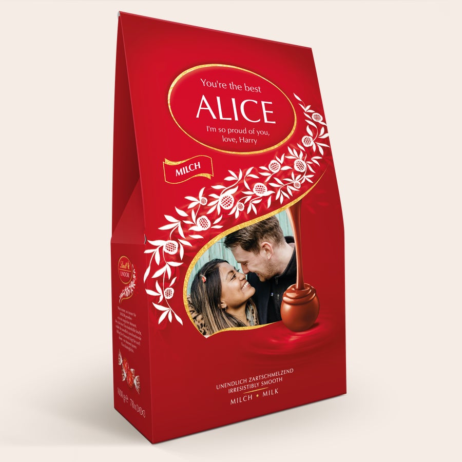 Lindt 1kg suklaa lahjapakkaus Kilogramman Lindor-suklaalahjapakkaus omalla kuvalla, nimellä Alice ja tekstillä "You're the best Alice I'm so proud of you, love, Harry".
