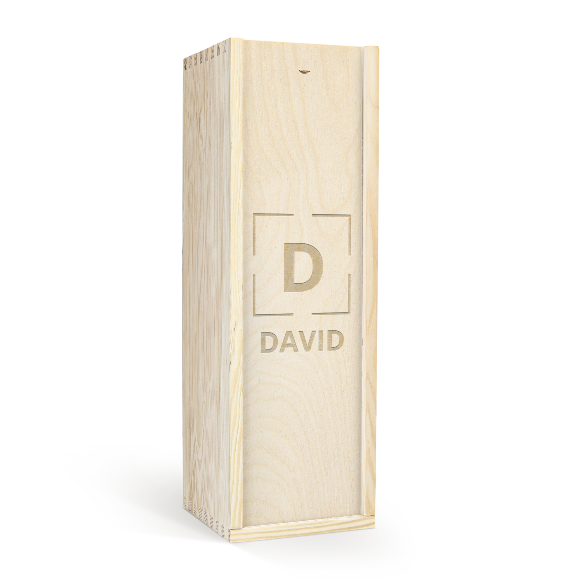 Houten kist gegraveerd met de letter D en de naam DAVID.