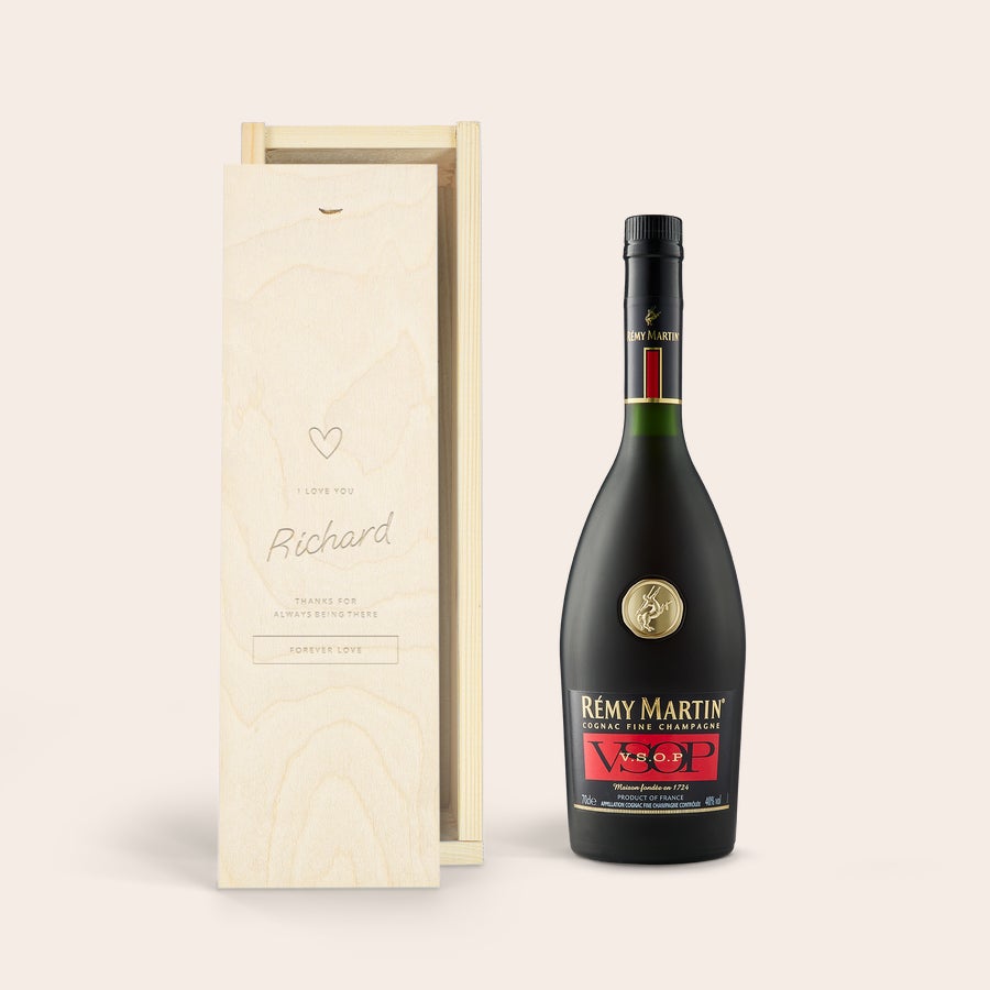 Cognac Remi Martin VSOP Personalizzato Bottiglia di Cognac Remy Martin VSOP e confezione in legno incisa con nome e messaggio personalizzati.